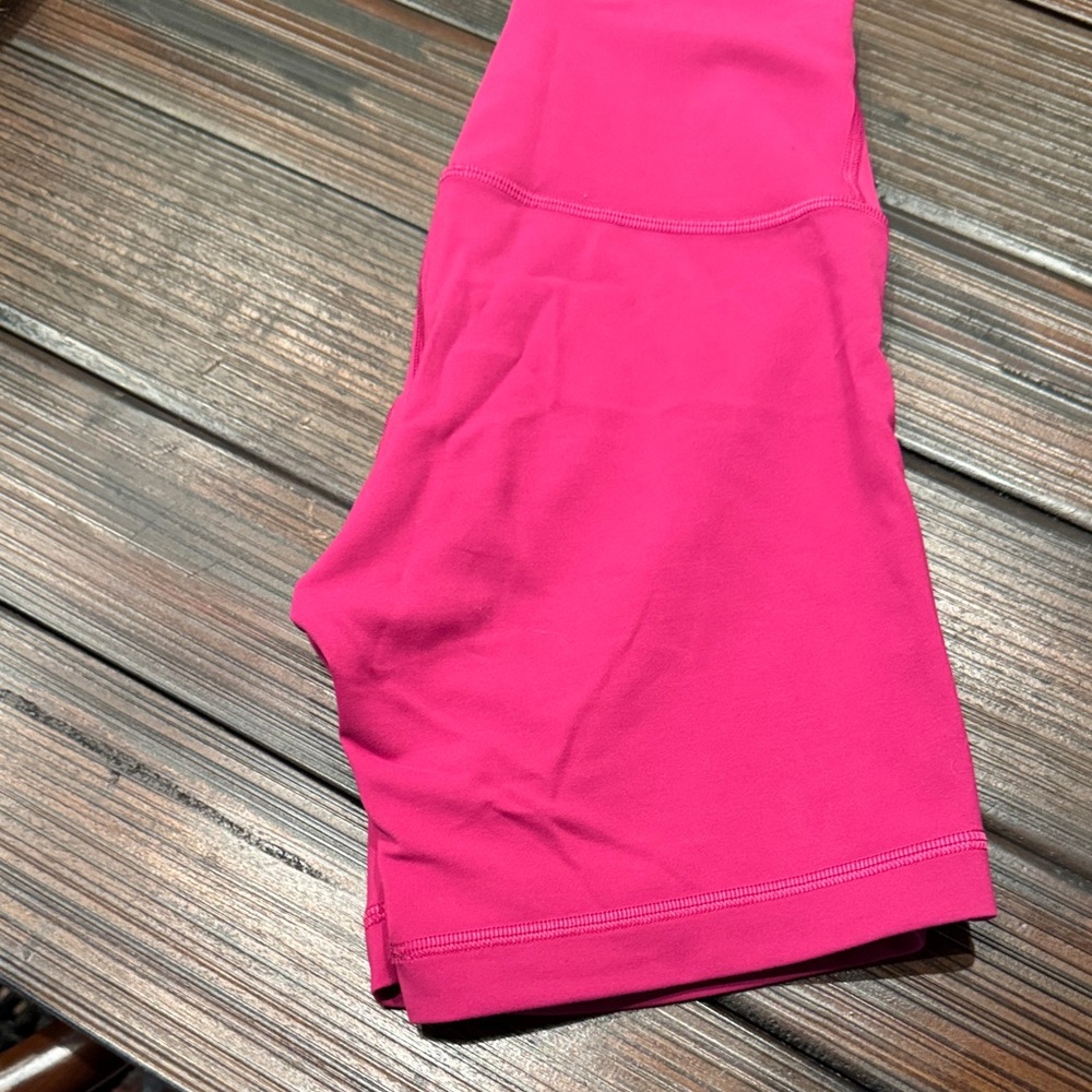 Lululemon wonder trail 6inch shorts - Picture 3 of 3